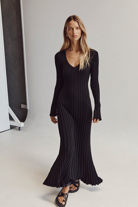 Yasmin Knit midi Dress with V-neck and Sleeves